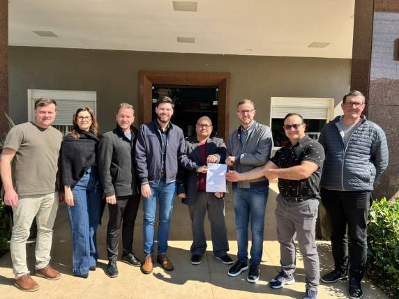 O ofício de anúncio foi entregue pelos integrantes do Partido Republicanos, Tenente Amarildo e Nelson Sávio, acompanhados dos vereadores do Partido, Enzo Fontana e Sávio Lenz.