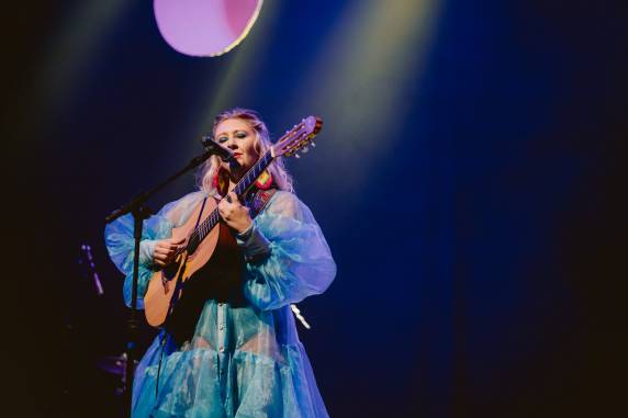 Em formato solo, Clarissa interpreta as canções de seu premiado álbum LaVaca, lançado em 2024, entrelaçando música, poesia e narrativa pessoal. 