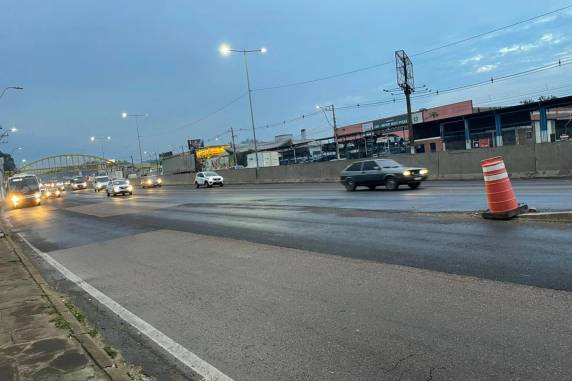 Embora não haja indícios de que os acidentes foram causados por problemas estruturais, usuários destacam que ausência de pintura, sobretudo delimitando as faixas, aumenta o risco de colisões