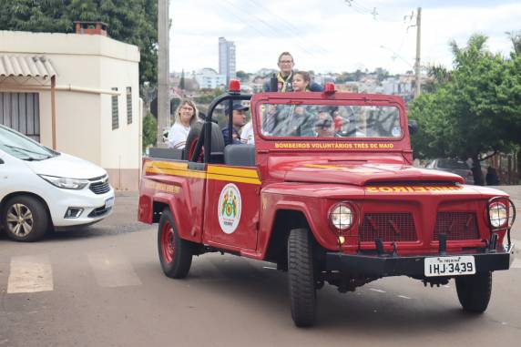 Com a chegada da chama em Três de Maio, estão oficialmente abertas as atividades da Semana da Pátria no município