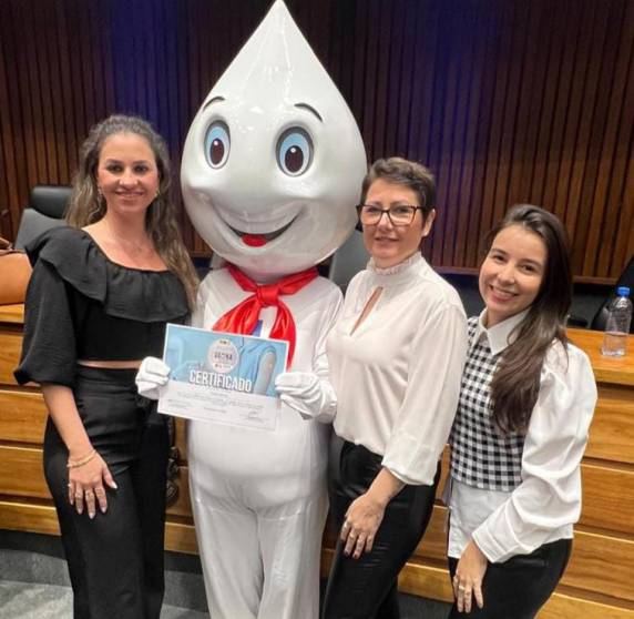 É um reconhecimento ao compromisso com a imunização de crianças e adolescentes.