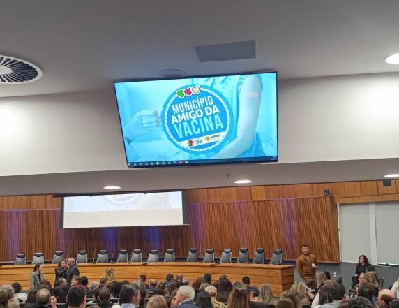 É um reconhecimento ao compromisso com a imunização de crianças e adolescentes.