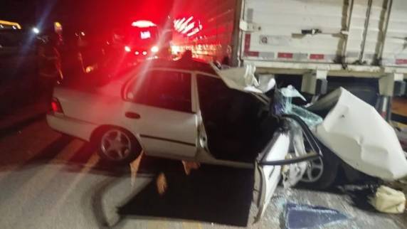 O Corolla atingiu uma caminhonete e dois caminhões no km 246 da BR-386. Outro jovem da mesma idade ficou gravemente ferido.