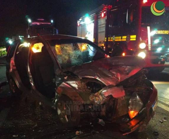 A colisão foi entre dois carros por volta das 23h de quinta-feira (21).