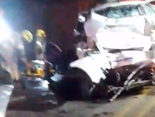 Outras duas vítimas ficaram feridas e foram conduzidas para o hospital. A colisão ocorreu na madrugada de sábado (23).