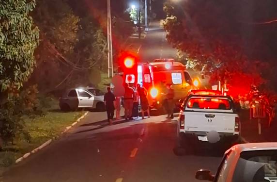 Acidente ocorreu na madrugada deste sábado (23), na Rua Guilherme Timm; motorista foi socorrido pelo SAMU e levado ao hospital.