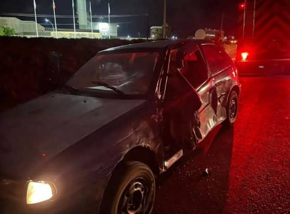 Colisão lateral entre dois veículos mobilizou o Corpo de Bombeiros e deixou quatro pessoas feridas, sem gravidade, na BR-282 em Pinhalzinho.