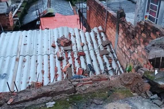 Destroços caíram sobre o telhado de uma das residências, e atingiram a cama onde uma moradora dormia. Motorista fugiu do local