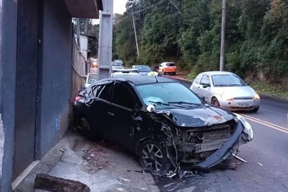 Destroços caíram sobre o telhado de uma das residências, e atingiram a cama onde uma moradora dormia. Motorista fugiu do local