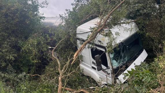 Motorista não se feriu; este foi o segundo acidente registrado no mesmo trecho em poucas horas