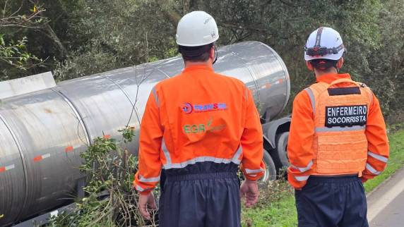 Motorista não se feriu; este foi o segundo acidente registrado no mesmo trecho em poucas horas