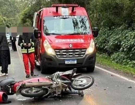Colisão traseira ocorreu no início da noite desta segunda-feira e bloqueou o trânsito no local