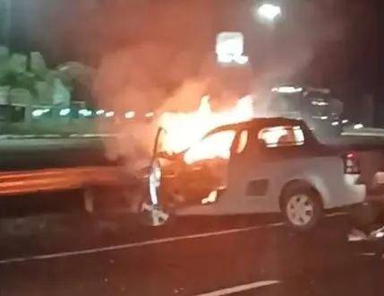 Acidente na BR-386 em Fazenda Vilanova envolve duas caminhonetes, provoca incêndio e termina com fuga de motorista.