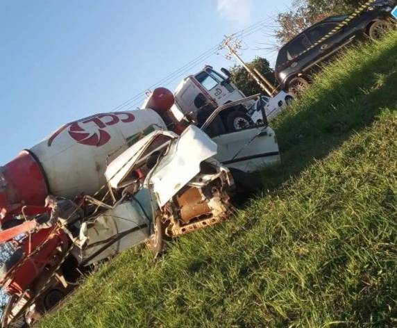 Colisão entre dois carros e um caminhão ocorreu na tarde desta terça-feira (26), na localidade de Guia Lopes