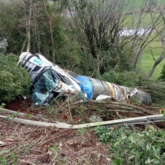 Duas pessoas ficaram feridas e foram encaminhadas ao Hospital Cristo Redentor após o tombamento do veículo.