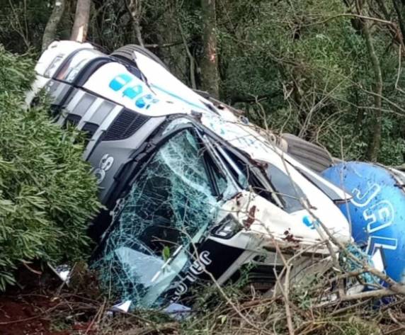 Duas pessoas ficaram feridas e foram encaminhadas ao Hospital Cristo Redentor após o tombamento do veículo.