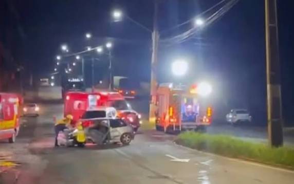 Colisão entre Gol e Saveiro ocorreu na noite de terça-feira (26) na Avenida Willy Barth; vítimas foram encaminhadas ao Hospital Regional