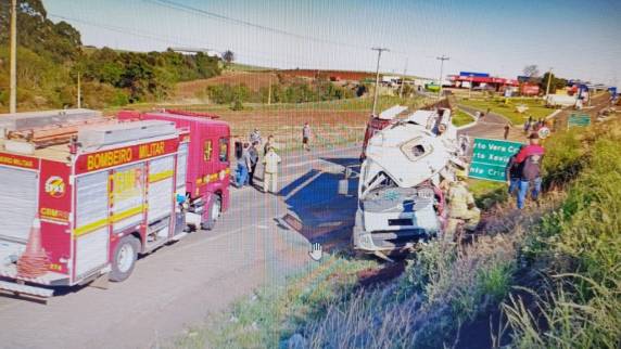 Colisão entre dois caminhões ocorreu na manhã desta quinta-feira (28)