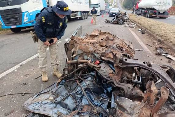 Caso aconteceu no trecho entre Sarandi e Marialva, no norte do estado. Acidente envolveu três carros e outras três pessoas ficaram feridas.