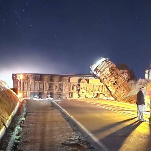 Trânsito está interrompido no km 370 da rodovia, sem previsão de liberação