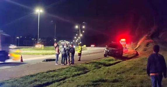 Pedestre de 59 anos foi atingido por um automóvel enquanto atravessava a rodovia na noite de quinta-feira (28)