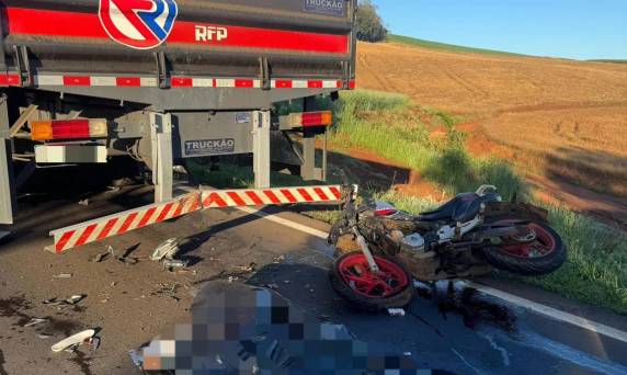 Motocicleta conduzida pela vítima colidiu na traseira de um caminhão; trânsito segue em meia pista e identidade ainda não foi divulgada.