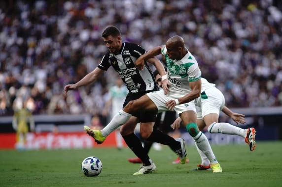 Equipe alviverde teve boa atuação defensiva e conquistou seu primeiro resultado positivo como visitante saindo, momentaneamente, o Z-4