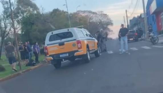 Vítima colidiu contra um poste no início da noite deste sábado (30); circunstâncias do acidente ainda estão sendo apuradas