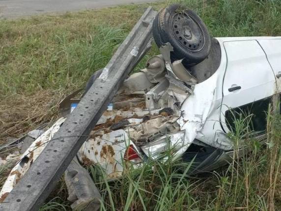 Veículo saiu da pista e bateu contra um poste de concreto na manhã deste domingo (31)