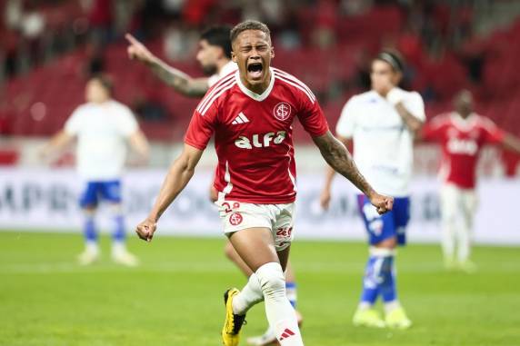 Em noite de protestos da torcida e futebol instável, Colorado interrompeu série de cinco jogos sem vencer em casa