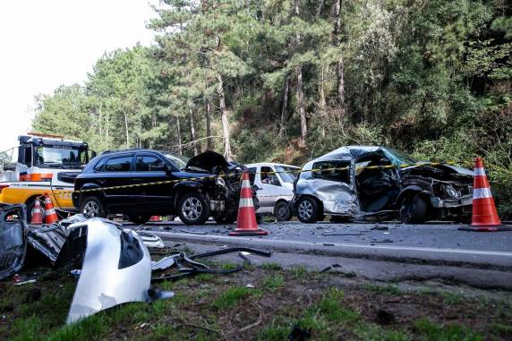 Colisão envolveu três veículos no início da manhã desta segunda-feira