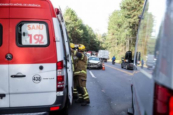 Colisão envolveu três veículos no início da manhã desta segunda-feira