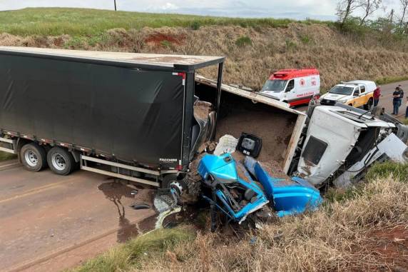 Trânsito está bloqueado no local. Vítima não foi identificada até o momento