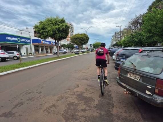 Município prepara lei para regulamentar uso de bicicletas em calçadas, enquanto autoridades orientam ciclistas a seguir normas de segurança