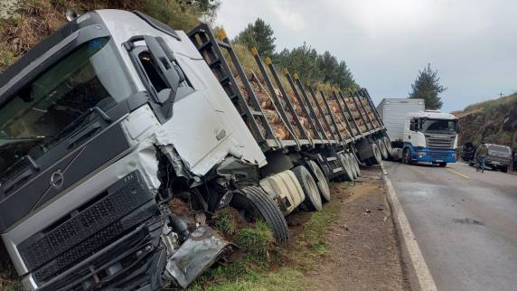 Colisão entre carro e caminhão causa morte de motorista e interdição total da rodovia