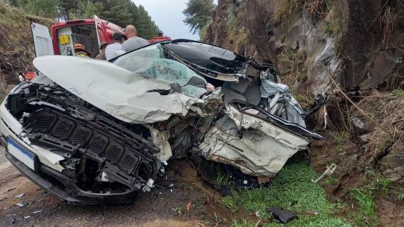 Colisão entre carro e caminhão causa morte de motorista e interdição total da rodovia
