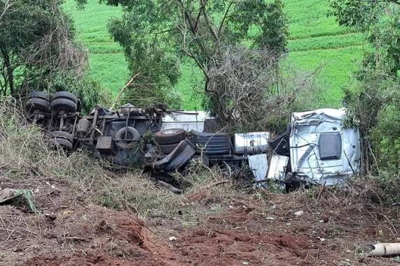 Motorista perdeu o controle do veículo por volta das 10h. Há vazamento de diesel no local.