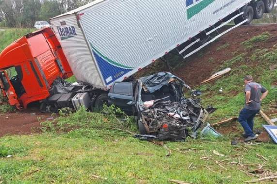 Veículos bateram de frente e caíram em um barranco. Trânsito flui normalmente no local