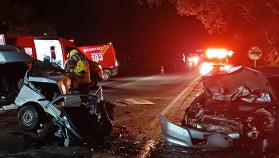 Acidente no bairro Santa Teresa deixou duas pessoas feridas; vítima fatal conduzia uma Fiorino e ficou presa às ferragens.