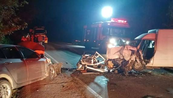 Acidente no bairro Santa Teresa deixou duas pessoas feridas; vítima fatal conduzia uma Fiorino e ficou presa às ferragens.
