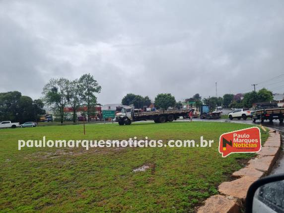 Acidente não deixou feridos, apenas danos materiais; pista estava molhada devido à chuva
