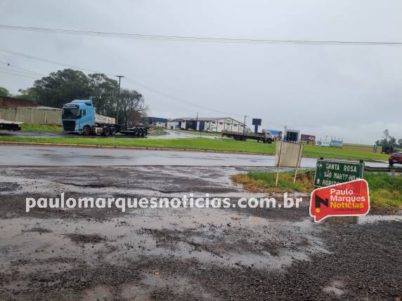 Acidente não deixou feridos, apenas danos materiais; pista estava molhada devido à chuva