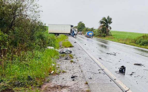 Acidente ocorreu próximo à CCGL e envolveu um automóvel Onix e um caminhão baú