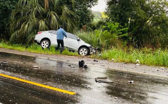 Acidente ocorreu próximo à CCGL e envolveu um automóvel Onix e um caminhão baú