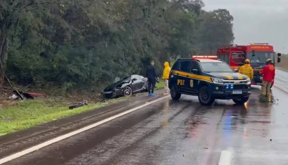 Porsche saiu da pista e bateu violentamente em árvores às margens da rodovia; motorista morreu no local