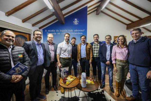 Anúncio feito durante a 48ª Expointer prevê investimento de R$ 400 milhões até 2028, ampliando produção de queijos e derivados, elevando a captação de leite e consolidando o Rio Grande do Sul como referência no setor lácteo.