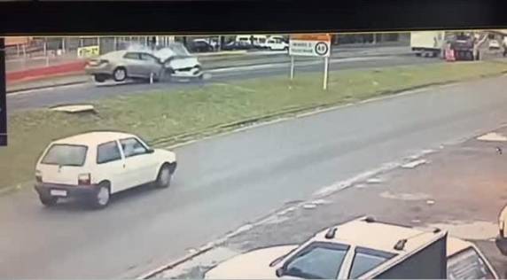 Celta que trafegava no sentido Taquara-Estância Velha perdeu o controle e bateu em Corolla que utilizava o sentido oposto; outras três pessoas ficaram feridas