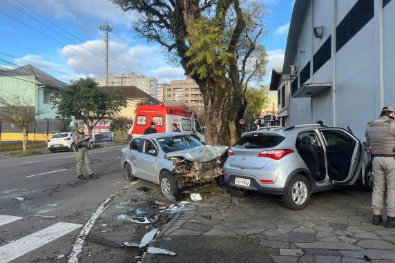 Jovem de 19 anos foi atendida no local pelo Samu com ferimentos leves; acidente foi no cruzamento das ruas Venâncio Aires e 20 de Setembro