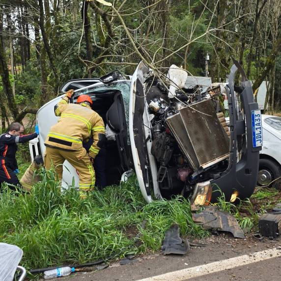 Colisão envolveu três veículos e mobilizou equipes de resgate em Passo Fundo