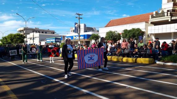 Comunidade prestigia o desfile de 7 de Setembro em Três de Maio com escolas, entidades e bandas marciais